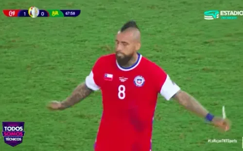 Vidal se retiró molesto, lo que generó una ola de especulaciones. Foto: TNT Sports