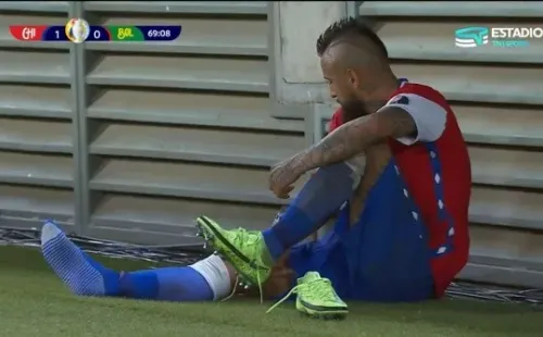 Vidal se quedó al borde de la cancha por algunos minutos tras salir. Foto: TNT Sports
