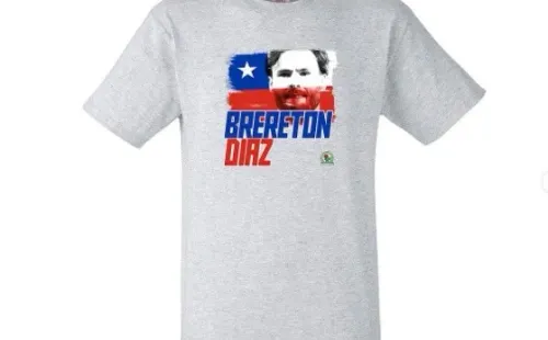 La polera oficial del Blackburn Rovers y el chileno Ben Brereton Díaz.