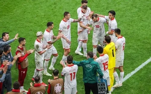 Goran Pandev, reemplazado entre aplausos en su último partido con Macedonia antes del retiro.