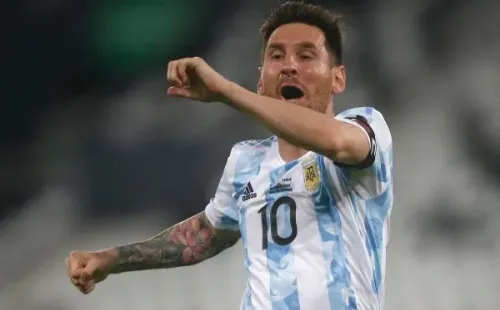 Lionel Messi sostiene a la selección argentina de Lionel Messi (Getty Images)