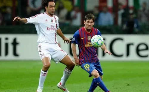 Alessandro Nesta contra Lionel Messi en la Champions League.