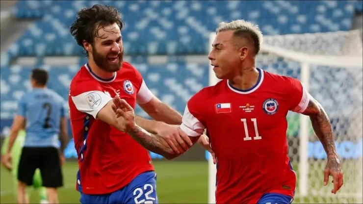 Ben Brereton lo acompaña en la celebración tras asistir el 1-0 de Chile