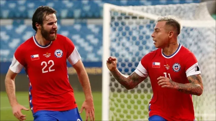 Eduardo Vargas hace el gesto inequívoco tras la apertura de la cuenta para Chile