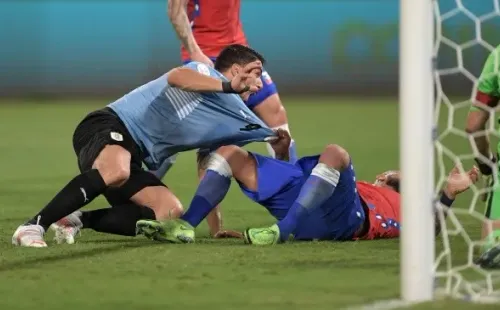 Luis Suárez y Arturo Vidal en el partido entre Chile y Uruguay.