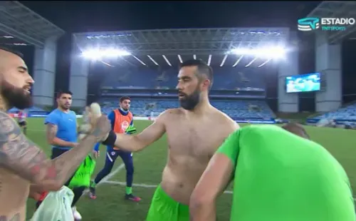 El abrazo de Claudio Bravo y Arturo Vidal tras el empate de Chile y Uruguay.
