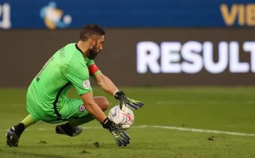 21 DE JUNIO DE 2021/CUIABA, BRASILClaudio Bravo despeja el balon, durante el partido valido por el grupo A de la Copa America 2021, entre las selecciones de Uruguay y Chile, disputado en el Estadio Arena Pantanal de Cuiaba, Brasil.FOTO: CARLOS PARRA/ANFP via AGENCIAUNO