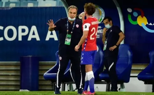 Arriagada escuchando a Lasarte antes de su debut con Chile. Foto: Getty Images
