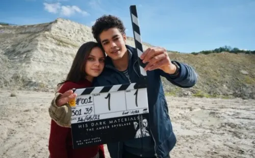 Dafne Keen y Amir Wilson en el set de    His Dark Materials.