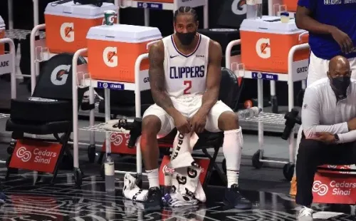 Kawhi Leonard nuevamente se queda fuera del juego por una lesión en su rodilla. Foto: Getty.