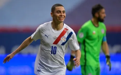 Miguel Ángel Almirón se llevó un pelotazo de Bravo tras su gol a la selección chilena en la Copa América.