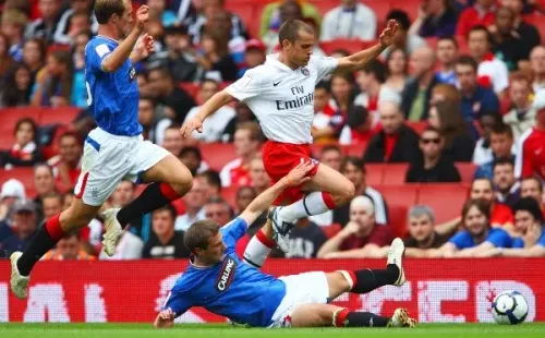 Jérôme Rothen con la camiseta del PSG enfrentando al Rangers (Getty Images)