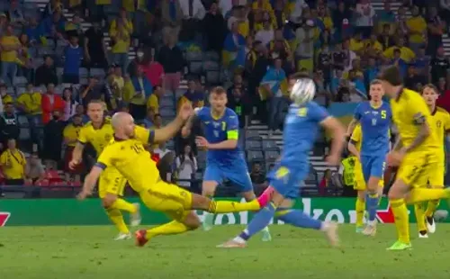 La expulsión que cambió el partido. Foto: TNT Sports