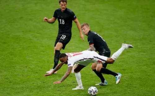 Toni Kroos tuvo un duro duelo con los mediocampistas ingleses (Getty Images)