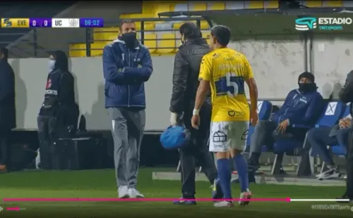 Gustavo Poyet consuela a Julio Barroso tras la lesión del jugador de Everton contra Universidad Católica en la Copa Chile. (Fotos: capturas TNT Sports)