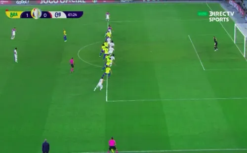 Pulgar estaba milimétricamente offside antes del tiro libre de Aránguiz. Foto: Captura