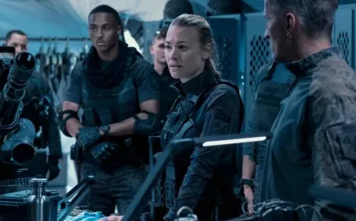 Yvonne Strahovskitambién encabeza la acción en La Guerra del Mañana.