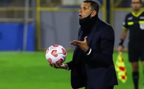 Poyet no se justificó y reconoció el mal nivel de los Cruzados ante Everton.
