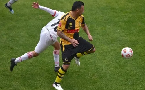 Esteban Paredes espera Fernández Vial en los cuartos de final. Foto: Agencia Uno