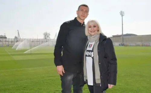 Rafaella Carrá visitando al plantel de la Juventus, equipo del cual era hincha acérrima