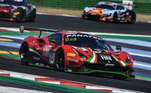 Hites rozó el podio en la Carrera 1 y logró el segundo lugar en una disputada Carrera 2, en Misano.