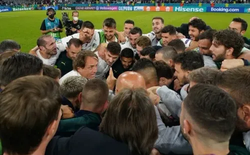 Mancini junto al plantel de Italia tras vencer a Bélgica. Foto: Getty Images