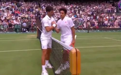 El abrazo de Djokovic y Garin al final del partido. Foto: Wimbledon