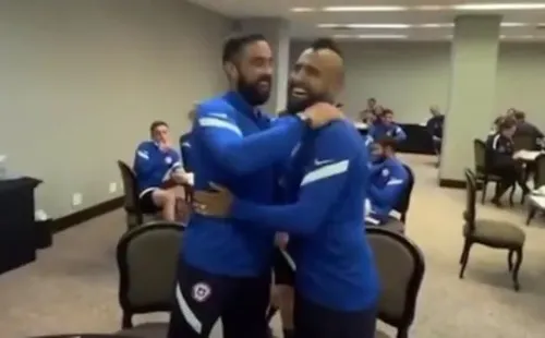 Vidal y bravo superaron sus diferencias con un emotivo abrazo.