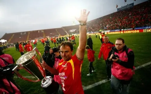 Sierra festeja el título que ganó el 2013 ante Colo Colo, en el Santa Laura. Foto: Agencia Uno