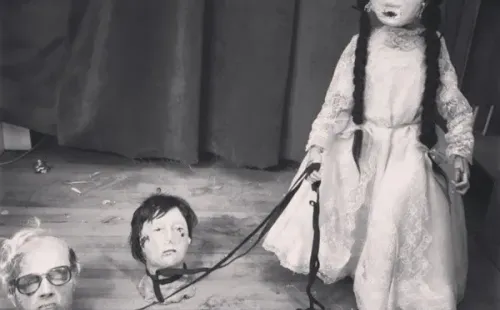 Otra escena de la creación de Los Huesos, cortometraje en el que los chilenos Cristóbal León y Joaquín Cociña, contaron con la colaboración del director de Hereditary, Ari Aster.