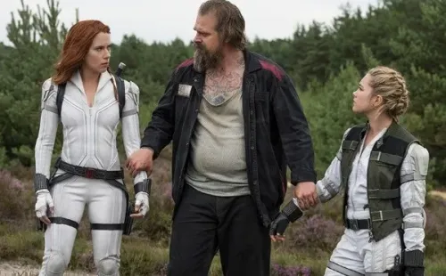 Scarlett Johansson, David Harbour y Florence Pugh en Black Widow, el estreno Marvel que debuta esta semana.