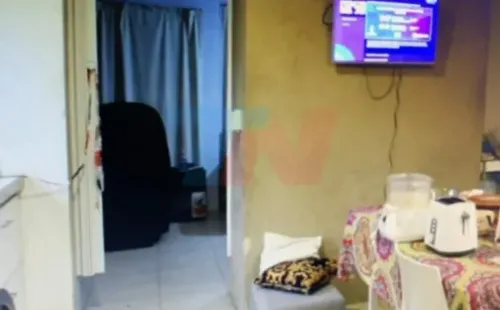 El living y la pieza de Maradona al fondo. Se ve la puerta corredera que le instalaron.Foto: TN