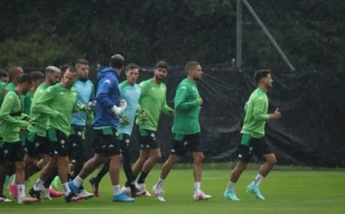 Una fuerte lluvia sorprendió al Betis en su pretemporada en Suiza.