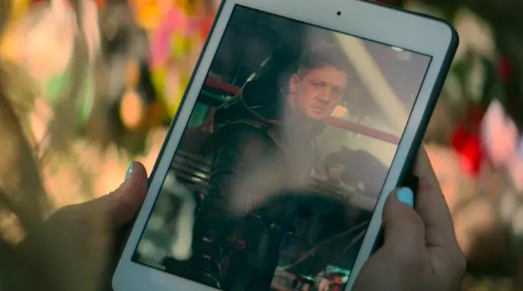 El momento en que la escena post créditos de    Black Widow conecta esta película con la serie    Hawkeye.