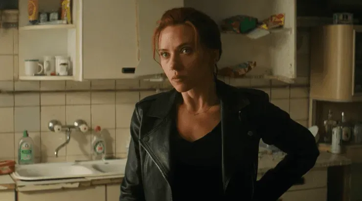 Black Widow: Natasha Romanoff desconcertada por el fallido resultado de su misión junto a Clint Barton en Budapest.