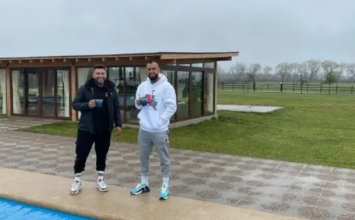 Vidal y su primo Yito en el haras que construyeron en la VII Región. Foto: Instagram