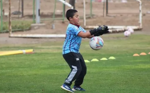 De a poco el niño de ocho años le agarra el gusto al fútbol. Foto: Instagram
