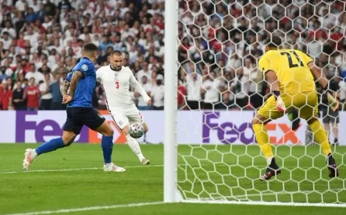 Shaw abrió el marcador de entrada y complicó a Italia. Foto: Getty Images