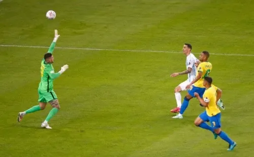 Ángel Di María vence a Ederson y abre la cuenta para Argentina (Getty Images)