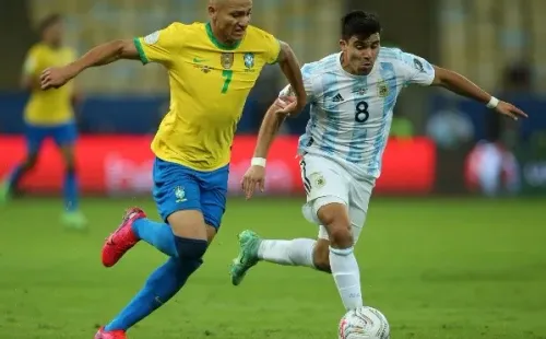 Richarlisonno tuvo fortuna frente al arco argentino. Foto: Getty.