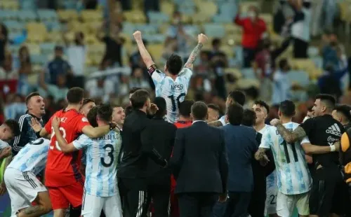 Messi estira los brazos en el Maracaná. Foto: Getty