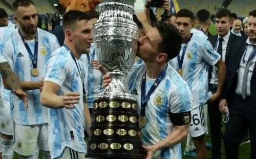 Messi besa la Copa América que tanto le costó ganar con Argentina. Foto: Getty.