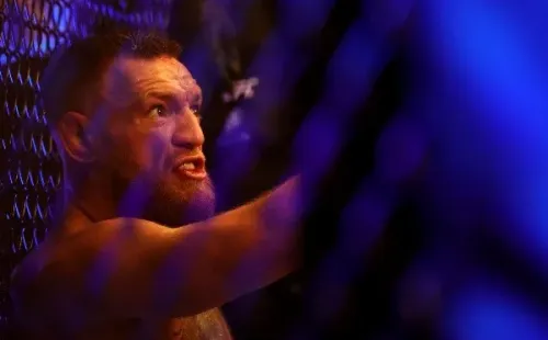 Pese a la gravedad de su lesión, McGregor se quedó en el octágono y hasta dio una entrevista. Foto: Getty Images