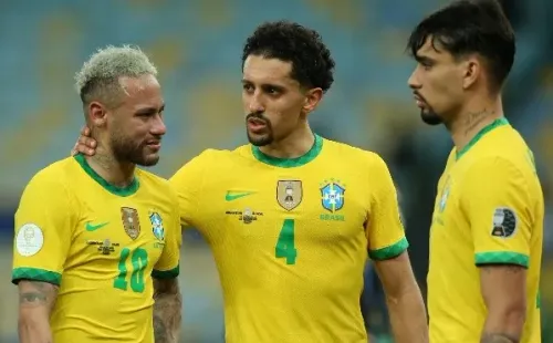 Neymar es consolado en primera instancia por sus compañeros (Getty Images)