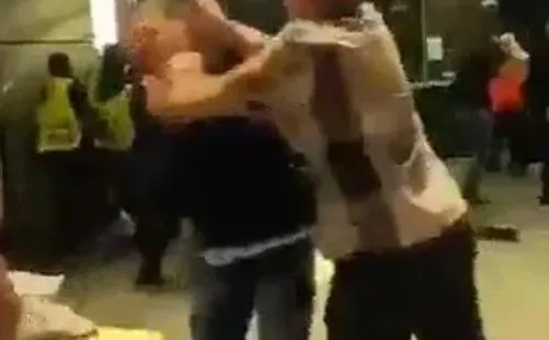 Cientos de ingleses perdieron los estribos con los hinchas italianos tras caer en la final de la Eurocopa.