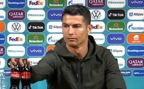 Cristiano Ronaldo en el momento en que corre las botellas de Coca Cola (Pantallazo)