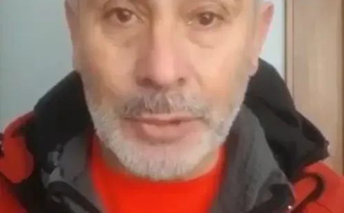 Juvenal Olmos estuvo a punto de quebrarse en el mensaje que le entregaba a la comunidad tras el robo sufrido en su casa. Foto: Captura Facebook.