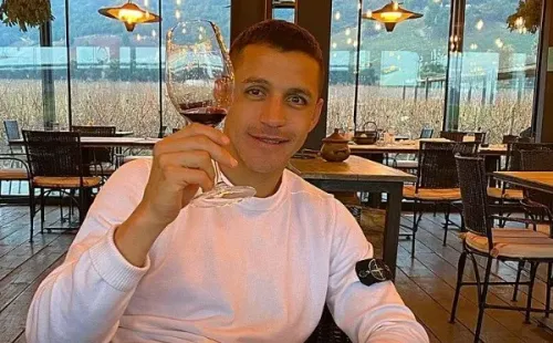 Alexis lo pasa bien en nuestro país tomándose un vinito para cargar pilas.Foto: Instagram