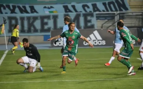 Pol celebra el tanto que le dio el empate a Cobresal en El Teniente. Foto: Agencia Uno.