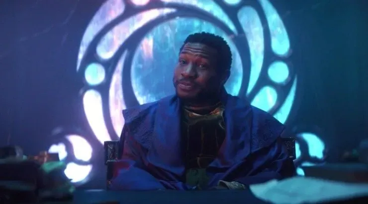 Aquel que Permanece, también conocido como Kang, El Conquistador, en la versión de Jonathan Majors para el Universo Cinematográfico de Marvel.